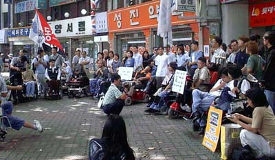 6일 낮 서울 혜화동 4거리에서의 거리집회에서 참석자들은 서울시의 공식사과를 요구했다 